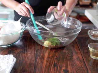 7、秘制酱料烤鸡翅,加入切好的葱段