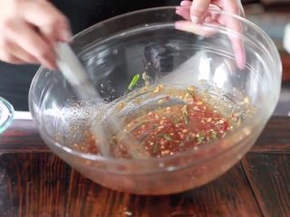 9、秘制酱料烤鸡翅,搅拌均匀啦，动起来
