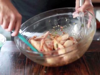 10、秘制酱料烤鸡翅,把擦干的鸡翅倒入，腌制1小时，你想腌制久一点也好，更入味的话一晚上挺不错的