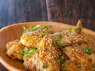 13、秘制酱料烤鸡翅,出炉，淋上酱汁，撒芝麻碎，哇，美滋滋！