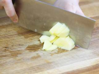 2、6m+苹果米糊,首先，苹果洗净、去皮、切成小块~