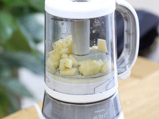 3、6m+苹果米糊,苹果块放入辅食机，蒸熟。没有辅食机，用锅蒸也可以。