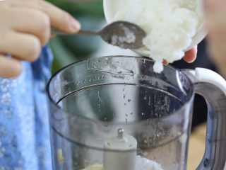 4、6m+苹果米糊,然后，将米粥放入辅食机~