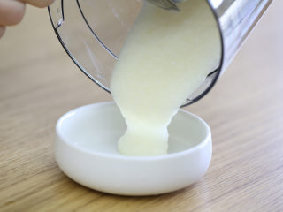 6、6m+苹果米糊,倒入小碗，苹果米糊就做好啦~