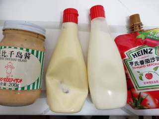 1、快手早餐三明治,做三明治的酱料至少要有一种。常用的有沙拉酱、千岛酱、蛋黄酱、番茄酱等。