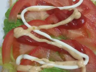 2、快手早餐三明治,我喜欢每样都挤一点。如果家里有黑胡椒酱之类的也可以尝试一下。