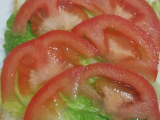 3、快手早餐三明治,蔬菜选择1~3种。选生菜 / 西红柿 / 黄瓜的话洗干净切一切直接铺到吐司上就好。生菜最好用叶子部分；西红柿切成薄片；黄瓜切丝或切片，去皮或不去皮都随意。