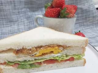 6、快手早餐三明治,再比如：鸡蛋蔬菜肉松三明治