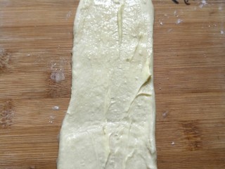 6、肉桂面包卷,涂抹上软化的黄油