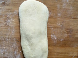 9、肉桂面包卷,再次把面团用手压扁