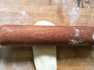 10、肉桂面包卷,用擀面杖把面团擀成细长的牛舌状