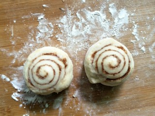 16、肉桂面包卷,切面朝上，用手稍微压扁