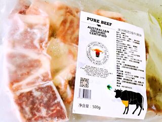 1、土豆炖牛肉,牛腩解冻泡血水