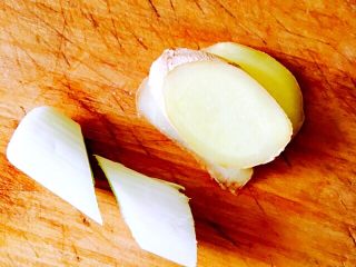 2、土豆炖牛肉,姜切片、葱切段