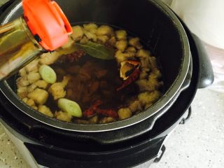 5、土豆炖牛肉,电高压锅水开了放入牛肉、葱、姜及各种料，放入少许老抽