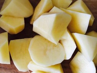 7、土豆炖牛肉,土豆去皮切滚刀块