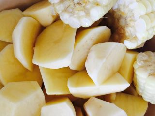 8、土豆炖牛肉,玉米切块