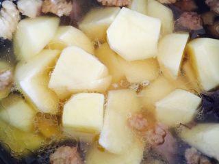 9、土豆炖牛肉,时间到了自动泄气后放入土豆玉米