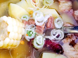 11、土豆炖牛肉,最后撒葱花，辣椒碎