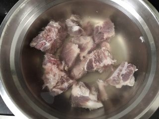 1、蚝仕咸骨菜干粥,猪骨浸泡半小时出血水