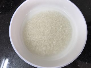 5、蚝仕咸骨菜干粥,第二天早上起来，把米洗干净备用