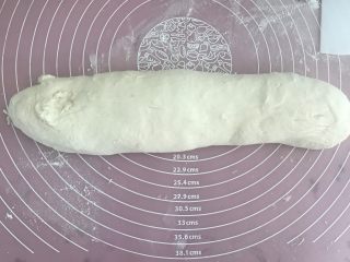 2、家常疙瘩汤,醒半小时以上揉成长条状。