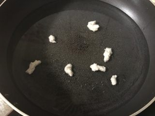 3、家常疙瘩汤,锅内加一大碗水或高汤，烧热后讲面团一点点揪成小块儿下入锅中。