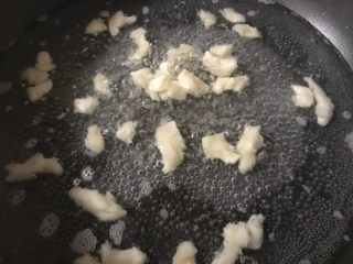 4、家常疙瘩汤,水开后就一直保持小火。