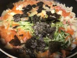 8、家常疙瘩汤,撒上紫菜碎。