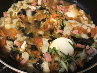 9、家常疙瘩汤,放入所有调料，关火。