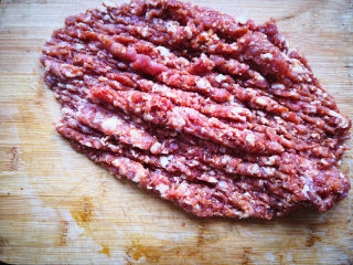 2、香芹水饺,猪肉加少许酱油剁碎，加酱油剁肉一是更入味，二是可以让肉不会到处乱跑，