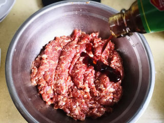 3、香芹水饺,剁好的肉馅里加入蚝油，