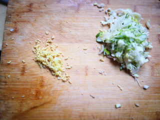 5、香芹水饺,葱，姜切末，