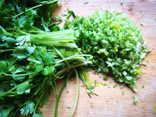 6、香芹水饺,香芹切碎