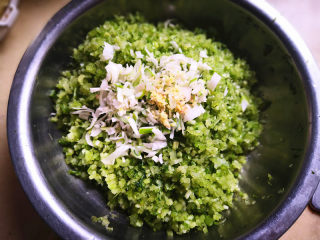 7、香芹水饺,葱，姜加入香芹里