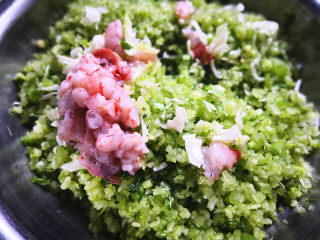 8、香芹水饺,虾仁切小块，加入香芹里，拌均匀