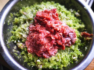 9、香芹水饺,再加入入味的肉馅，加入油，盐，鸡精，调好味，