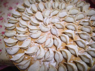 11、香芹水饺,面粉加入凉水，揉成面团，稍硬一点，再醒发20分钟左右，这时面会变得软硬适中，搓条，分成小剂子，擀成圆包好水饺，