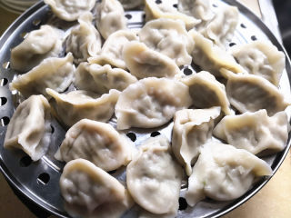 12、香芹水饺,下锅煮熟就可以上桌啦，香芹味道比一般的芹菜味道要更鲜，更好，营养也更赞。
