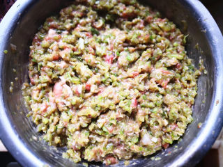 10、香芹水饺,馅和好了，开始揉面