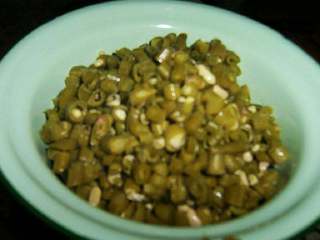 2、肉末酸豆角,酸豆角洗净，用温水稍泡片刻，捞出切成0.5厘米的小段。