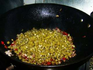 7、肉末酸豆角,倒入切碎的酸豆角。