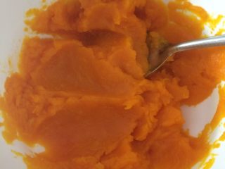 2、南瓜馒头,蒸熟的南瓜趁热加入白糖，压成泥