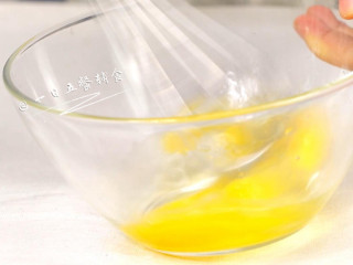 2、鸡蛋豆腐鲜虾羹, 做豆腐啦，鸡蛋2个打匀。