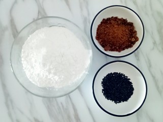 1、红糖粑粑,材料如图准备好