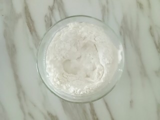 2、红糖粑粑,糯米粉中慢慢加入温水，边倒边用筷子搅拌