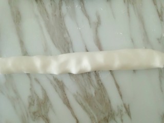 4、红糖粑粑,将面团搓成长条