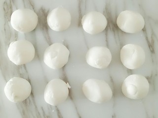 5、红糖粑粑,分成大约20克一个的小剂子，搓圆