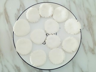 6、红糖粑粑,将搓圆的小剂子逐个按扁