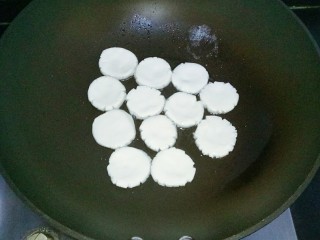 8、红糖粑粑,锅中放入适量油，中小火，将面饼胚一个一个放进去，中间留些空隙，不然容易黏一起，我放的太挤了